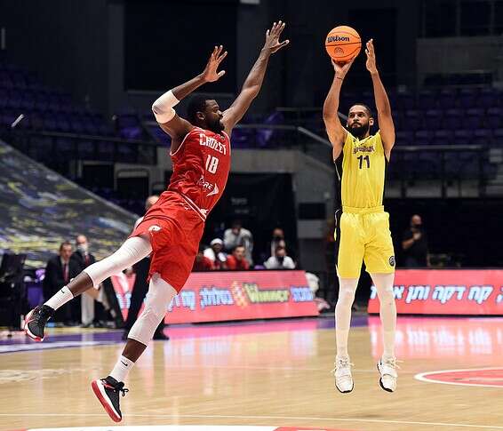 האריס מנסה מרחוק. ניצחון לחולונים בבית // צילום: ברני ארדוב