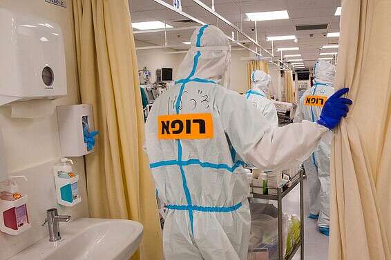 רופא במחלקת קורונה // צילום: אורן בן חקון