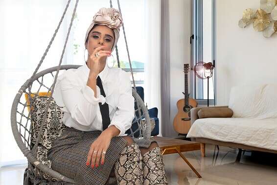 אני שמה דגש גדול על מי מלביש אותי, באילו בגדים, מה אני רוצה לשדר. בת מלך צריכה להיראות כמו בת מלך" // צילום: אפרת אשל, איפור: אורנית ראובן