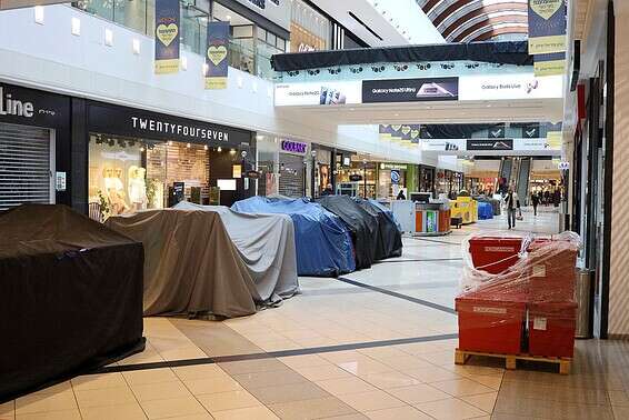 הכנות לפתיחת קניון איילון אחרי סגר הקורונה השני // צילום: קוקו