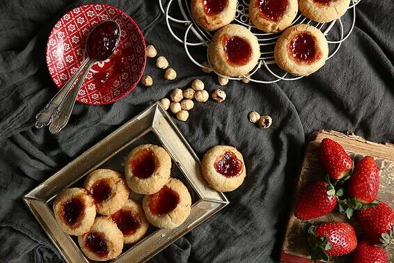 עוגיות אצבע במילוי ריבת תות // צילום: לירון אלמוג