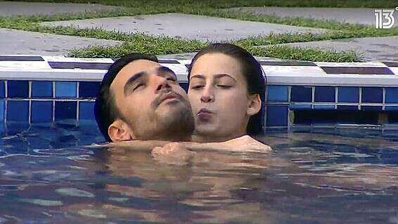 גל ותום בבריכה. הזוגיות תימשך? 