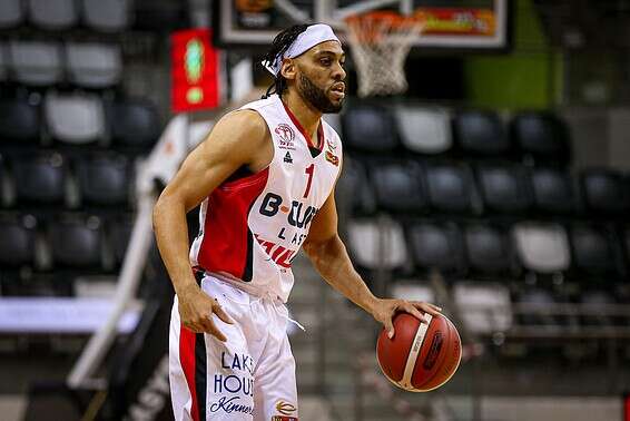 סעגרס עם הכדור. יעשה את האדומים מאושרים? // צילום: מאור אלקסלסי