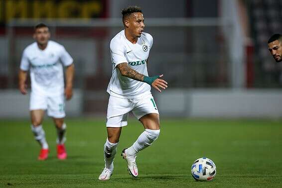 שרי מנסה לשמור על הכדור // צילום: מאור אלקסלסי