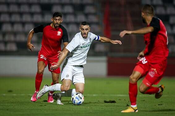 חזיזה מנסה לעבור את הגנת סכנין // צילום: מאור אלקסלסי