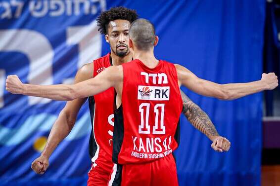 הערב יש להפועל הזדמנות נגד מכבי לחוצה ולא מאופסת // צילום: מאור אלקסלסי