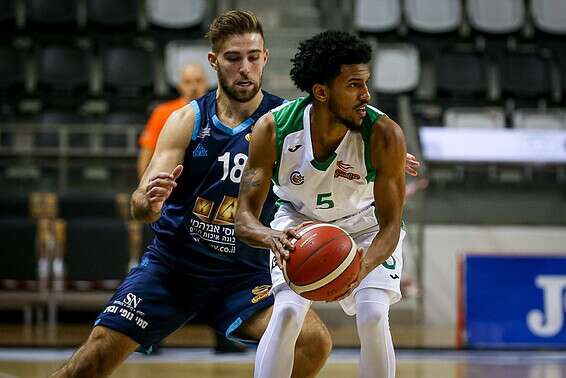 בריסקר עם הכדור. 21 נקודות הערב // צילום: מאור אלקסלסי