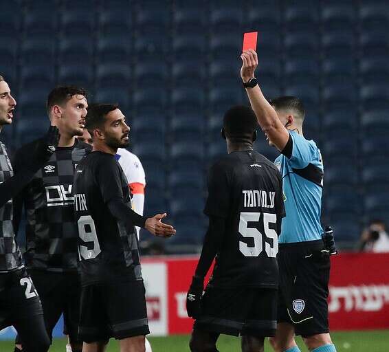 שלום אדרי רואה את הכרטיס האדום // צילום: דני מרון