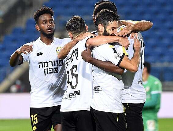 שחקני נתניה חוגגים את היתרון, הערב // צילום: ברני ארדוב