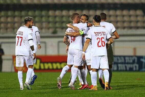 שחקני הפועל חיפה חוגגים עם ברסקי, הערב // צילום: לירון מולדובן
