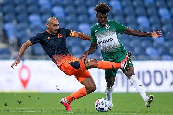 דוניו מול מורי. השחקן הלוהט בירוק // צילום: מאור אלקסלסי