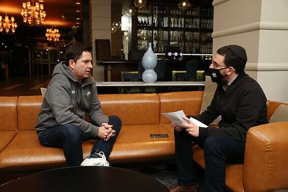 כתבנו יעקב מאיר עם פסקוואל, אמש // צילום: אודי ציטיאט