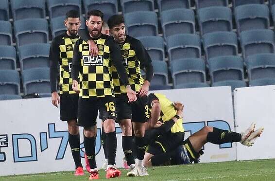 במדי ירושלים. "אני אוהד בית"ר, לא מפספס משחק" // צילום: דני מרון