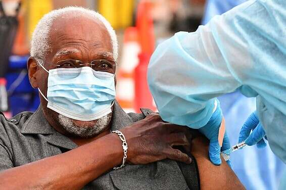 קשיש מקבל את החיסון לקורונה, בלוס אנג'לס שבארה"ב, אתמול // צילום: איי.אף.פי.