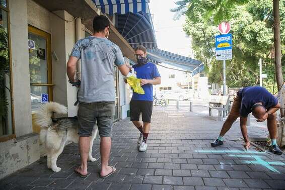 אזרחים שותים קפה שקנו באיסוף עצמי "בניגוד לחוק" // צילום: יהושע יוסף