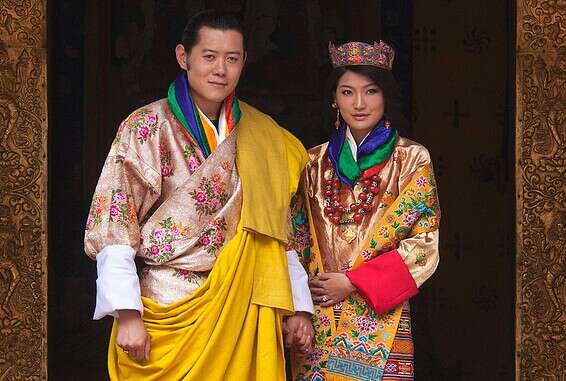 מלך בהוטן ורעייתו בארמון בת'ימפו // צילום: איי.פי