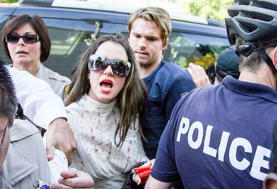 לא שולטת בכספיה, לא יכולה לנהוג, לא יכולה ליצור מוזיקה או לפרוש בלי רשות. ספירס מחוץ לבית המשפט, בדיון על משמורת שני ילדיה בינואר 2008 // צילום: אי.אף.פי