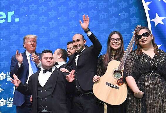 עם הנשיא טראמפ, בשנה שעברה. "היתה חוויה מדהימה לכולנו, זה היה כבוד גדול" // צילום: אי.אף.פי