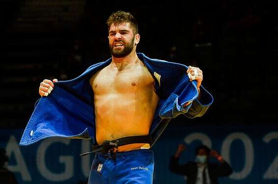 פלצ'יק, רגע לאחר הזכייה // צילום: אי.פי.אי