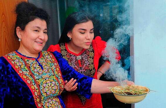 נשים שורפות ענפי שבר לבו בטורקמניסטן // צילום: איי.אף.פי