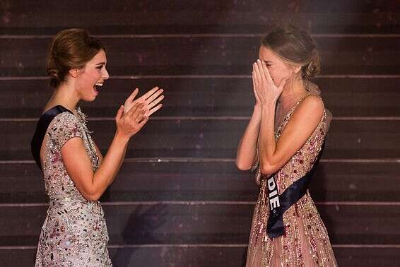 בניום מוחאת כפיים לזוכה בתחרות היופי // צילום: איי.אף.פי