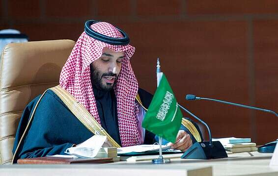 בן סלמאן חותם על ההסכם עם קטאר // צילום: איי.אף.פי