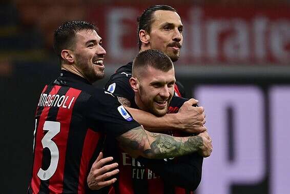 רביץ' זוכה לחיבוק מזלאטן // צילום: AFP