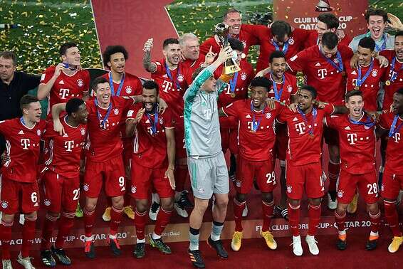 באיירן מניפה אמש את גביע העולם למועדונים // צילום: אי.פי.אי