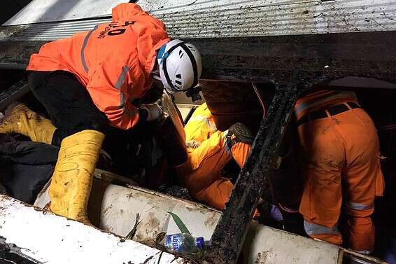 מחלצים בזירת התאונה באינדונזיה // צילום: איי.אף.פי