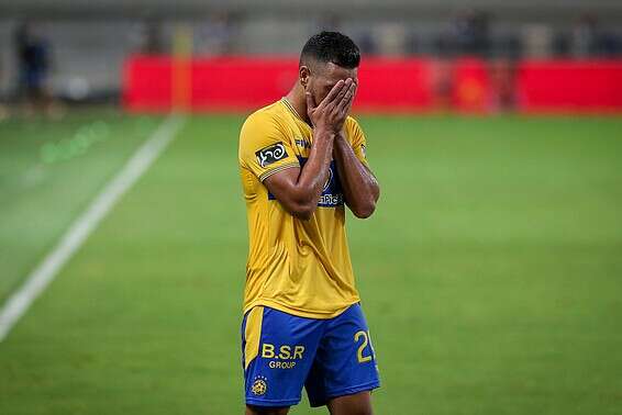 איילון אלמוג. לא הצליח להשפיע על המשחק במחצית השנייה // צילום: אלן שיבר