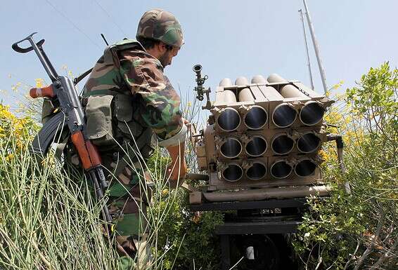 חיזבאללה הצטייד בעשרות אלפי רקטות והפך לצבא הטרור החזק בעולם. פעיל הארגון בלבנון // צילום: אי.פי