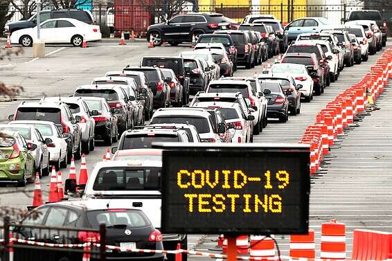 תור בכניסה למרכז בדיקה בארה"ב // צילום: אי.פי