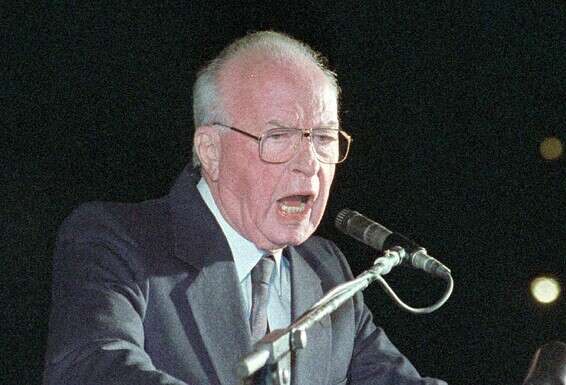 נפתלי: "בהתחלה לא הבנתי מה קרה, עד שמישהו אמר: 'ירו בראש הממשלה'". רבין בעצרת // צילום: AP