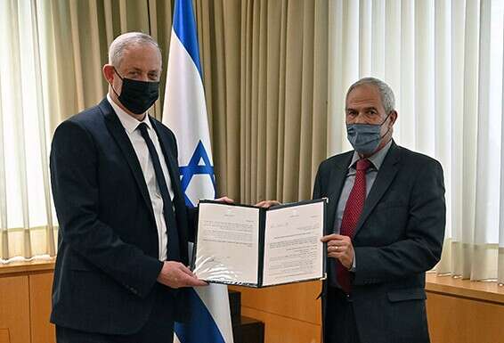 גנץ עם מי שיעמוד בראש ועדת הבדיקה, השופט בדימוס סטרשנוב // צילום: אריאל חרמוני, משרד הביטחון 