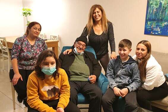 סאלאר דוד פור (95) ונכדיו // צילום: באדיבות המשפחה