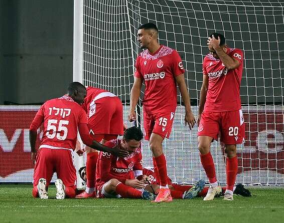 האדומים חוגגים עלייה לרבע הגמר // צילום: ברני ארדוב