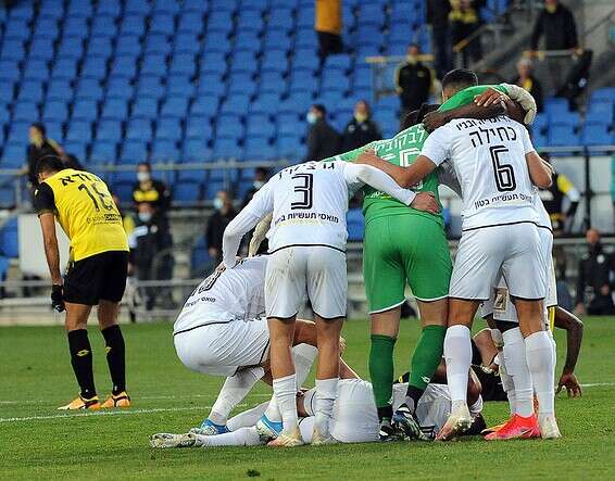 שחקני חדרה חוגגים, היום בנתניה // צילום: ברני ארדוב