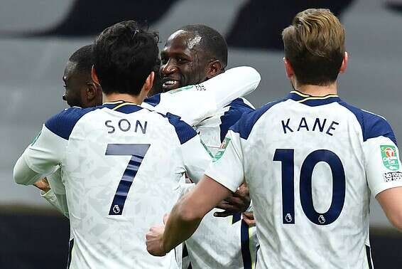 טוטנהאם חוגגת עם סיסוקו עלייה לגמר // צילום: אי-פי