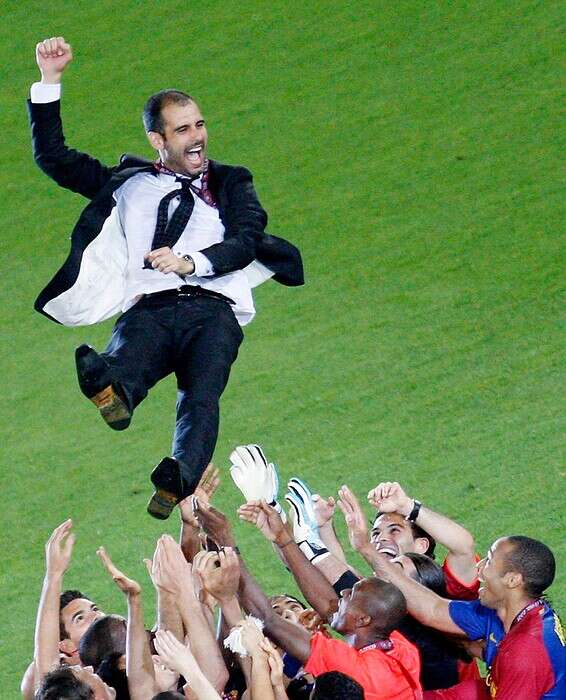 שחקני בארסה מניפים את פפ ב-2009 // צילום: אי.פי.אי