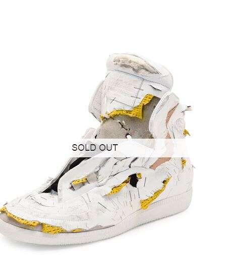 הסניקרס המדוברות. סולד אאוט // צילום: מתוך האתר