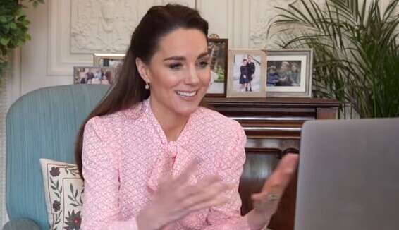 קייט והעגילים // צילום: יוטיוב