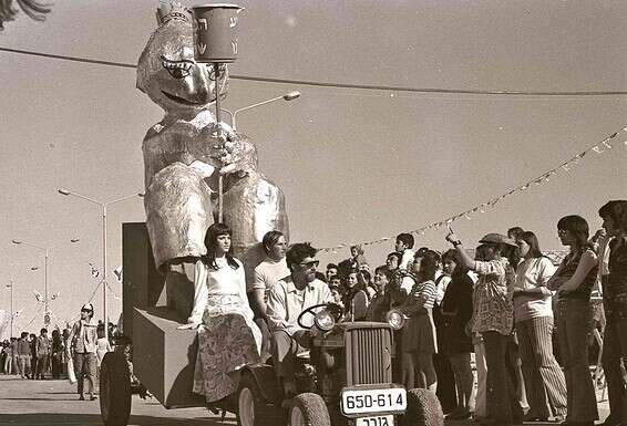 תהלוכת פורים  בעיר רחובות, 1979 // צילום: דודו גרינשפן