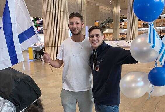 "ההורים שלי מאוד גאים בי, הם מאוד ציוניים. למעשה, אבא שלי כל כך אוהב את מדינת ישראל, שמבחינתו אחת המטרות שלו כאבא הייתה שאתגייס". גבריאל וחברו, דניאל // צילום: דו"צ