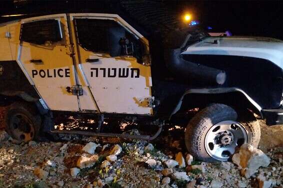 הנזק שנגרם לרכב המשטרתי // צילום: דוברות המשטרה