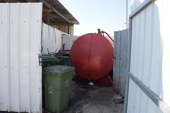 מיכל הדלק שאותר בתחנת הדלק // צילום: דוברות המשטרה