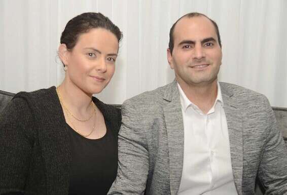 משפחת חן: אורנית, גננת ב"עדי נגב נחלת ערן" ואלי, מחנך בבית ספר יסודי // צילום: דודו גרינשפן 