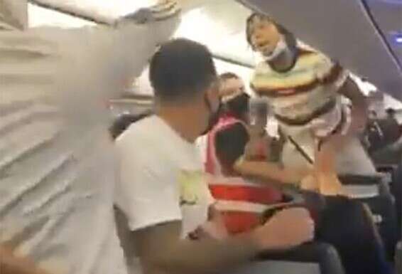 סירבה לעטות מסכה. האישה לפני שחושמלה בידי המשטרה // צילום: Daily Mail