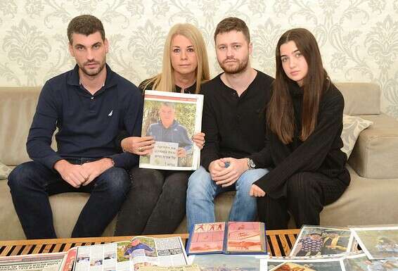 "הוא אמר שיש לו חום ולא מתייחסים אליו". משפחת חמאוי עם תמונת האב רפי ז"ל