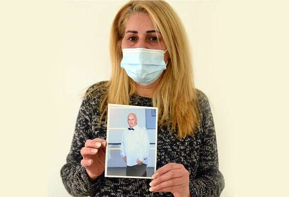 "הרופא אמר לי שהרדימו אותו, קיבלתי התקף חרדה". מזל בן ברוך עם תמונת בעלה רפאל ז"ל // צילום: דודו גרינשפן