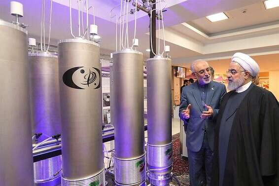 נשיא איראן רוחאני ליד צנטריפוגות. פותחים מחדש את מסלול הפלוטוניום // צילום: אי.פי.איי